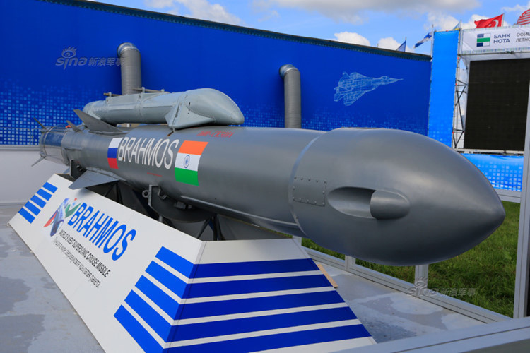 Điểm mặt dàn vũ khí lọt mắt xanh của Việt Nam 2017